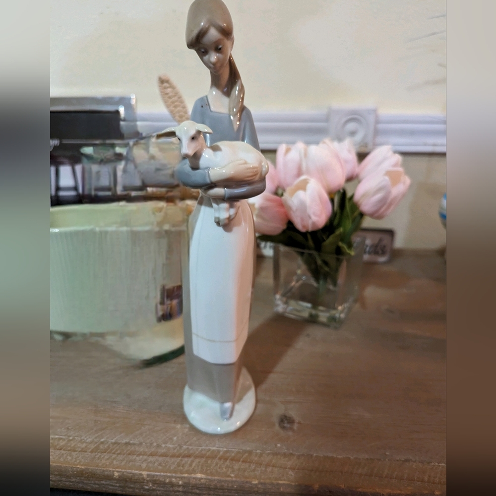 LLADRO GIRL WITH LAMB #4505 GLOSS